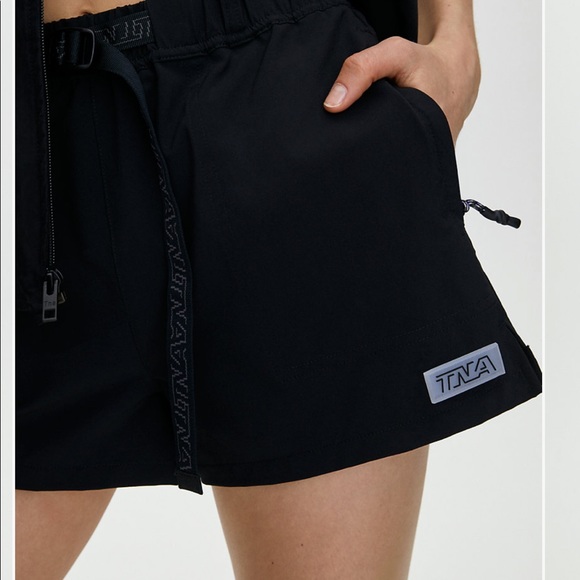Aritzia tna utility shorts - Picture 2 of 3